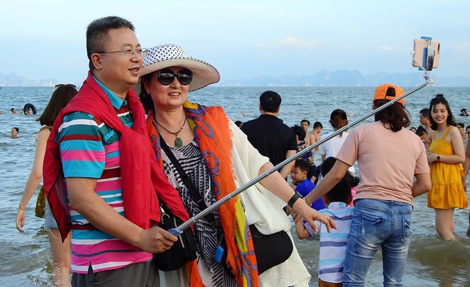 Biển Hạ Long ken đặc người ngày nghỉ lễ